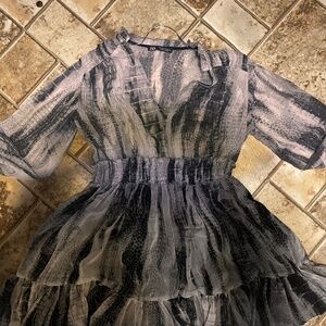 Zara white and black flowing long sleeves dress pre owned like new